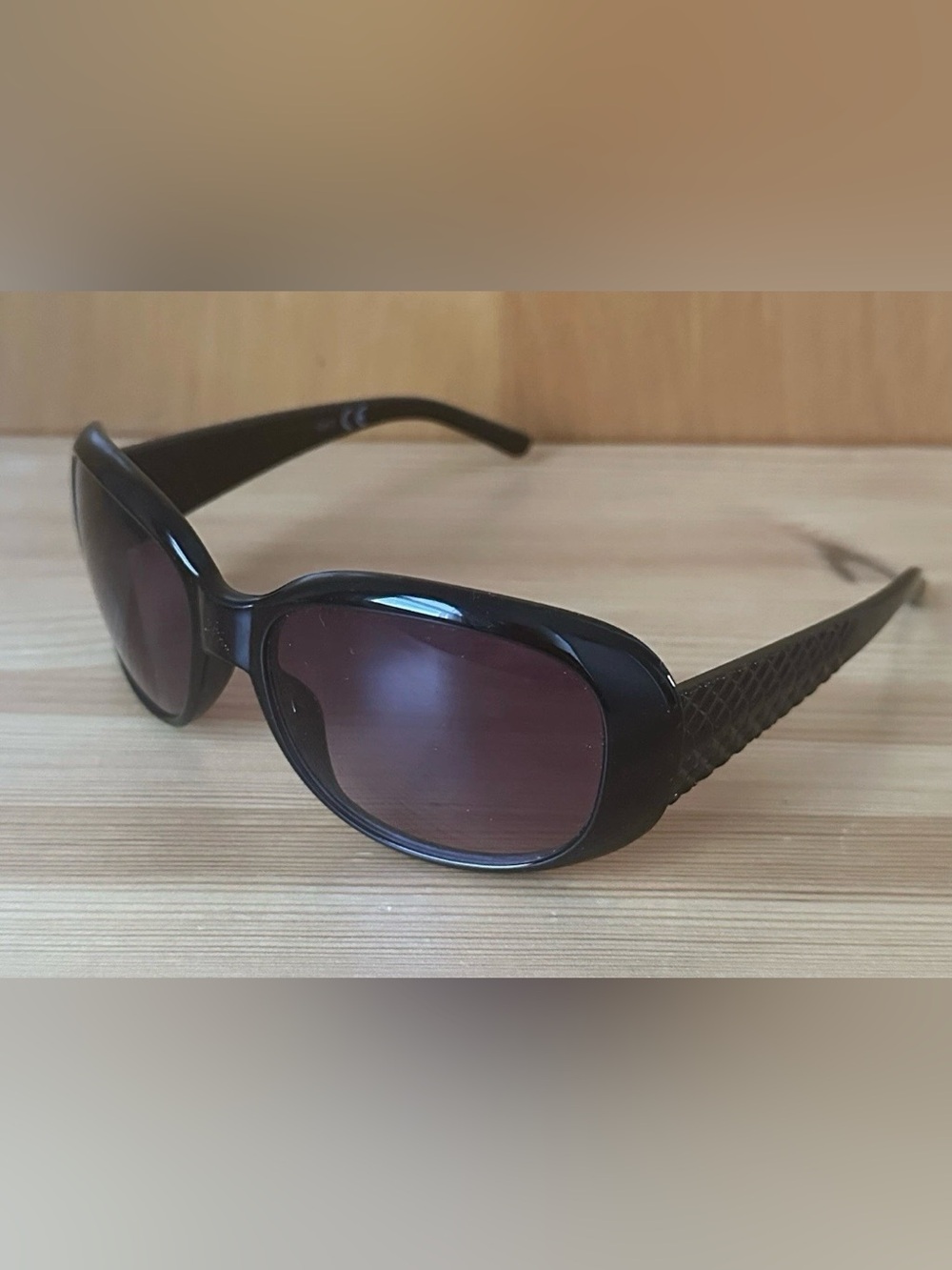 Women’s Black Embossed Diamond Sunglasses Round Purple Polarized Gradient Lens